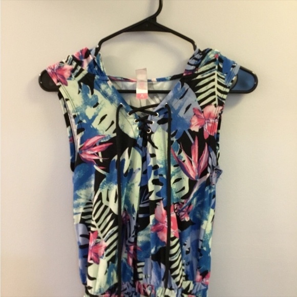 NO Boundaries Med (7-9) multi color  hooded romper
Lace tie front
Hooded - Picture 14 of 16